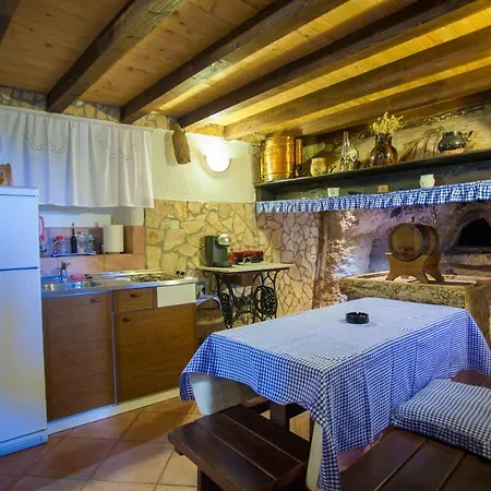 Antique House Cres